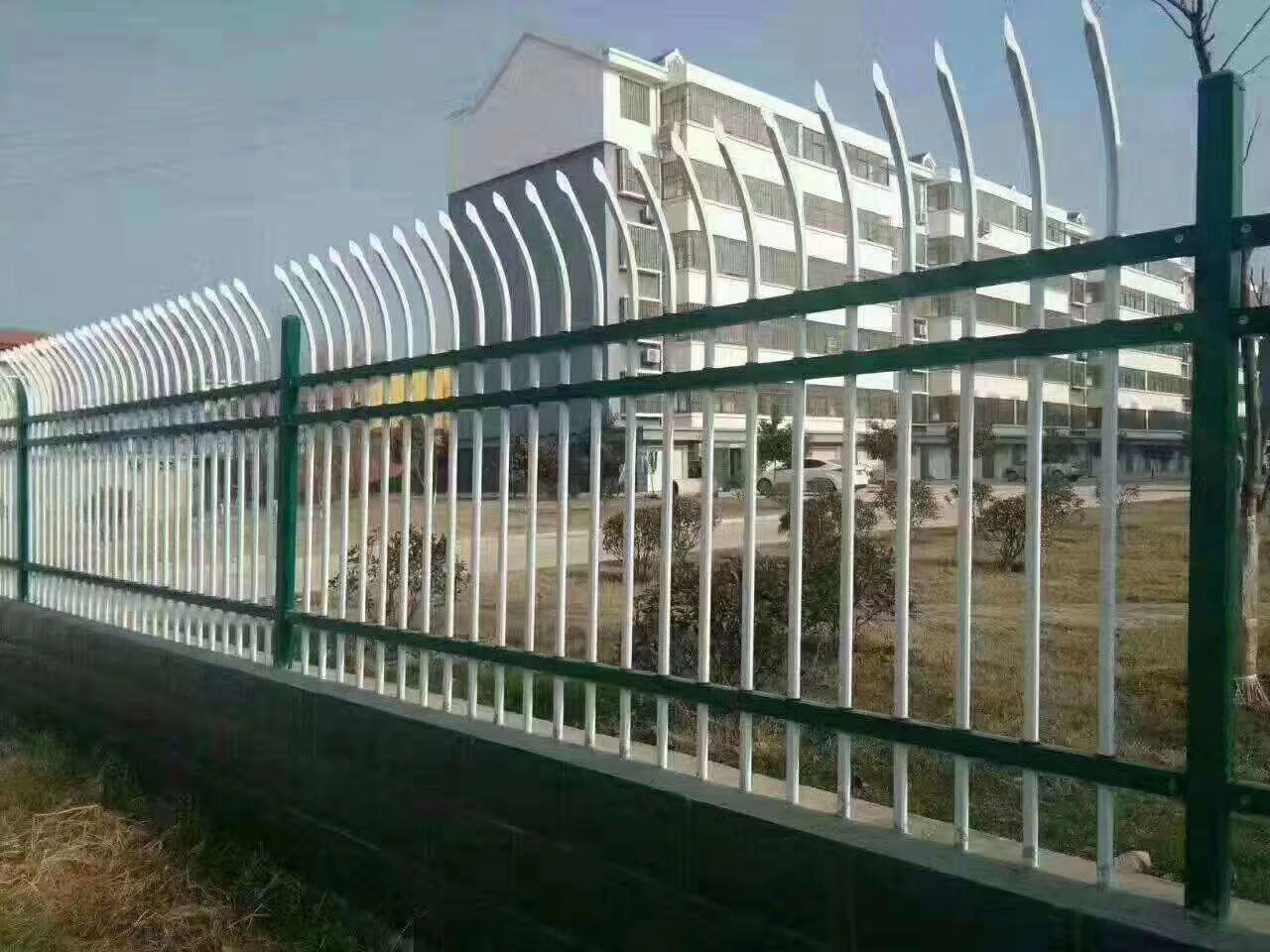 莘县户外庭院围墙护栏 带装饰花围墙护栏小区护栏 围网护栏铁艺护栏锌钢护栏